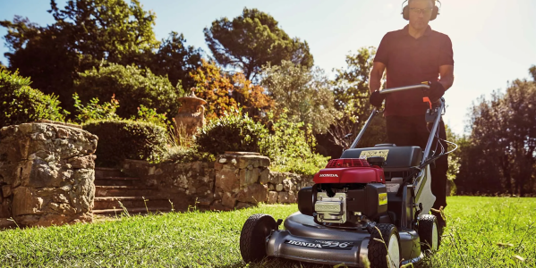 Comment bien choisir sa tondeuse à gazon ? Le guide complet 2025